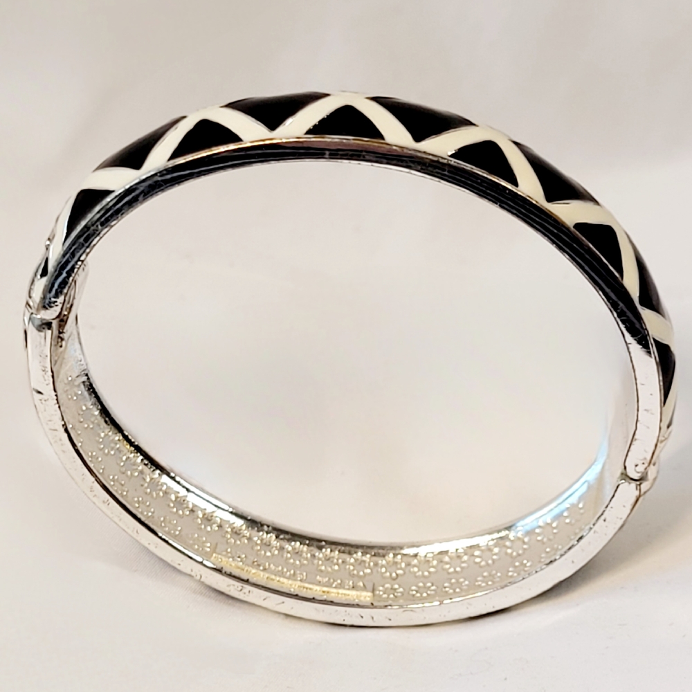 Elegant Black and White Bracelet - Picture 2 of 7